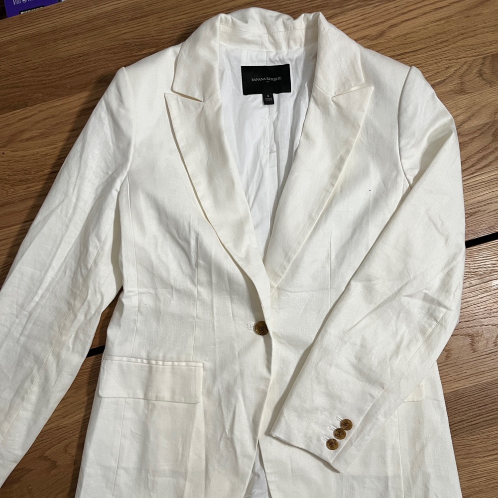 Banana Linen Blazer. NWOT. Size 6